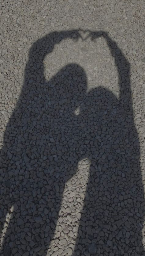 Bff Heart Pictures, Besties Heart Hand, Bestie Contact Pics, Shadow Photos Friends, 2best Friends Pictures, Two Bff, Fake Best Friends, Hands Making A Heart, Bff Heart