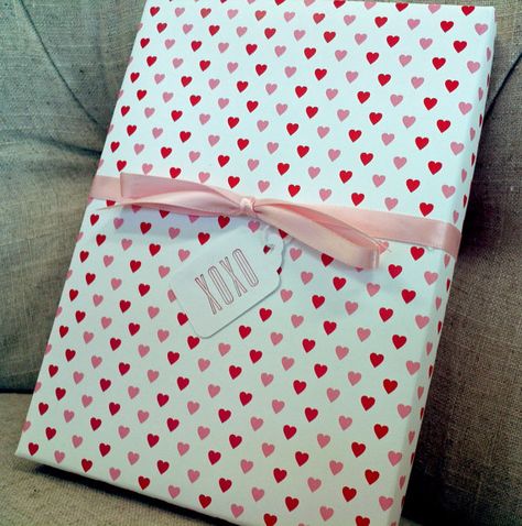 Valentines Wrapping Paper, Heart Wrapping Paper, Pink Heart Pattern, Gift Wrapper, Wrapping Ideas, Paper Hearts, Valentine Day Crafts, Small Gift, Heart Patterns