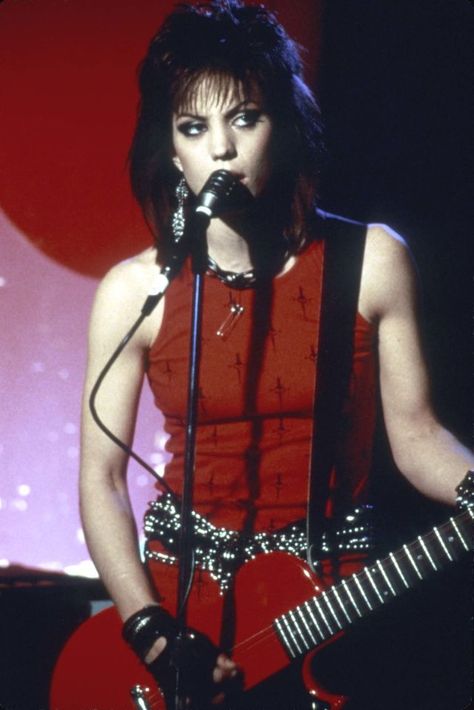 Joan Jett's Edgy Hairstyle: 30 Amazing Color Portrait Photos of the Queen of Rock 'n' Roll in the 1970s and 1980s ~ vintage everyday Joan Jett Outfits, Female Rock Stars, The Runaways, Estilo Rock, Riot Grrrl, Series Black, Edgy Hair, Joan Jett, Mötley Crüe