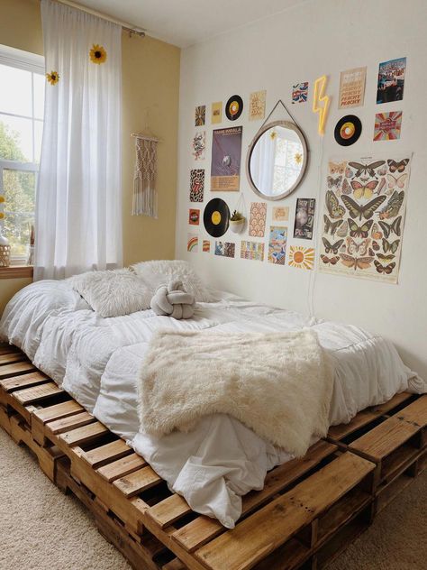 Bedroom Palette Ideas Beds, Pallet Diy Bed Frame, Small Bedroom Ideas Pallet Bed, Bedroom Inspirations Pallet Bed, Pallet Bed Inspiration, Bed Wood Pallet, Beds With Wood Pallets, Wooden Palate Bed Frame, Beside Bed Wall Decor