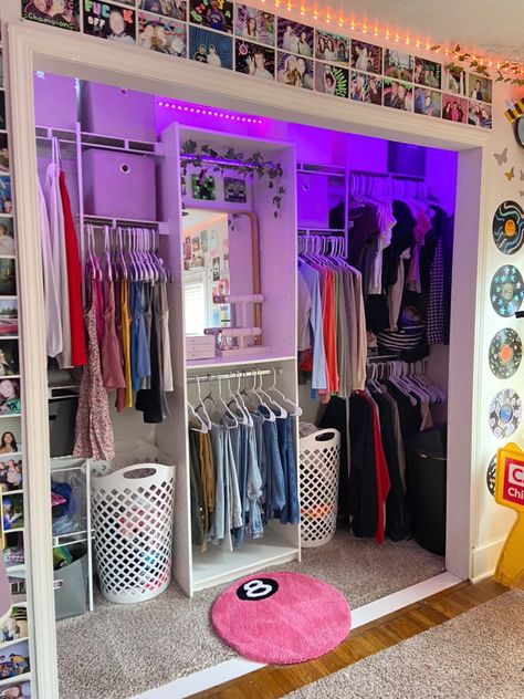 Closet Designs Small Bedroom With Mirror, Neat Aesthetic Room, Room Ideas Aesthetic Bed In Closet, Room Ideas For Square Bedrooms, Dream Closets Small, Closet Inspo Organization, Vs Room Aesthetic, Walk In Closet Ideas Aesthetic, Cute Room Ideas Small Bedrooms