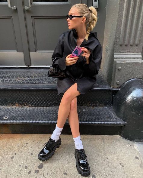 10 Trendy Spring Outfit Ideas That Just Hit Different | Who What Wear How To Style Loafers Women, How To Style Loafers, Loafers Outfits, Loafer Outfits, Elsa Hosk Style, Loafer Outfit, Best Loafers, Hailey Rhode Baldwin, How To Wear Loafers