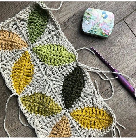 Granny Square Leaf, Leaf Granny Square, Motifs Granny Square, Crochet Leaf Patterns, Confection Au Crochet, Granny Square Crochet Patterns Free, Crochet Blanket Designs, Crochet Simple, Crochet Motif Patterns
