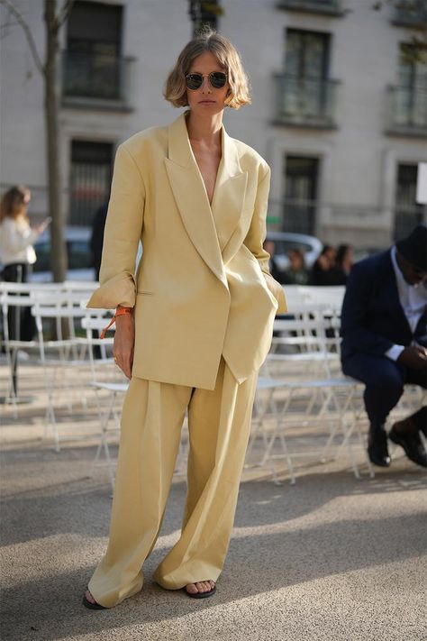 35 Street Style Summer Outfit Ideas For 2023/2024 - Vogue Australia Street Style Summer Outfits, Androgynous Outfits, Satin Blazer, Androgynous Fashion, Vogue Australia, Sarah Jessica, Street Style Summer, Color Amarillo, Katie Holmes