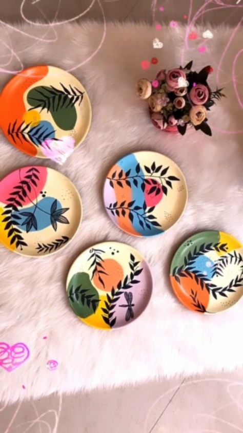 thehandicraftian on Instagram: THR HANDICRAFTIAN DIY WALL PLATES. Natural Terracotta Plate with Hook Size:- 8 inch Set of 5 MRP:-1699/- SALE PRICE:-849 SET OF 6… Ceramic Painted Plates Ideas, Terracotta Plate Wall Art, Painting Ideas On Ceramic Plate, Boho Plates On Wall, Painting On Clay Plates, Terracotta Design Ideas, Painting On Plates Ideas, Mud Plate Painting, Paint On Plate