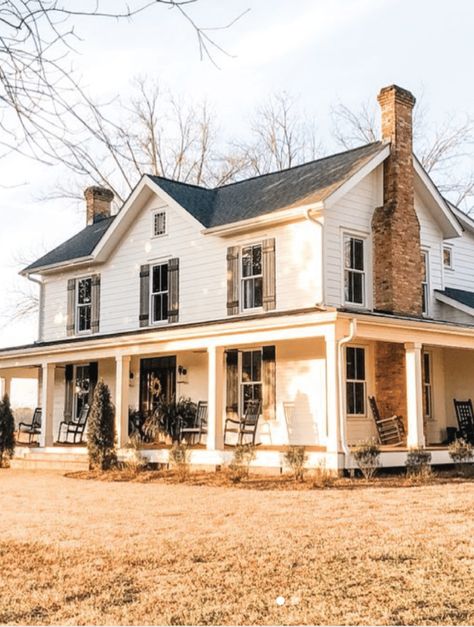 Classic White Farmhouse, Classic Farmhouse Exterior, White Farmhouse Exterior, Dream Farmhouse, Farmhouse Inspiration, Building Homes, Modern Farmhouse Exterior, Farmhouse House, Metal Building