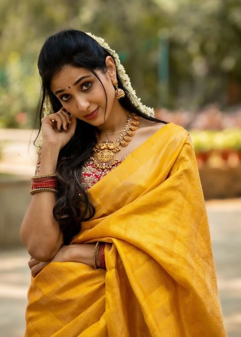 Actress Riya Suman Glam Saree Photoshoot Stills | KeralaLives Glam Saree, Abhi Na Jao, Riya Suman, Mrs Jeon, Beautiful Italian Women, Hairstyles Fashion, Indian Fashion Saree, Indian Photoshoot, Saree Photoshoot