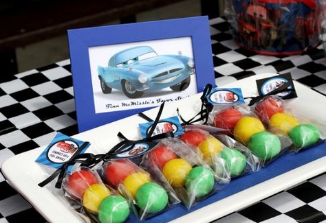 Traffic light cake ball party favor; use sixlets instead stacked red yellow green 2 Birthday Party Ideas, Mater Birthday, Cars Cake Pops, Lightning Mcqueen Birthday Cake, Disney Cars Theme, Disney Cars Cake, 2 Birthday Party, Cars Party Favors, Festa Hot Wheels