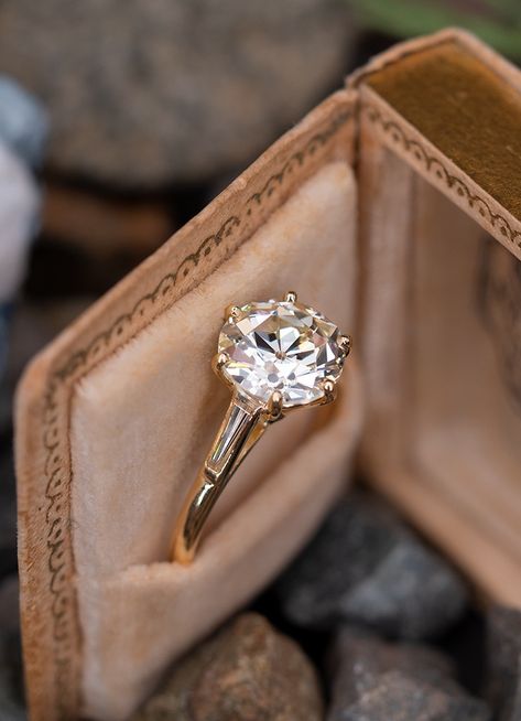 Round And Baguette Ring, Baguette Setting Engagement Ring, Unique Round Diamond Settings, Modern Antique Engagement Rings, Italian Style Engagement Ring, Round Diamond Engagement Rings With Baguettes, Round Diamond Vintage Engagement Rings, Simple Engagement Rings Vintage 1920s, Round Cut Diamond Ring Settings