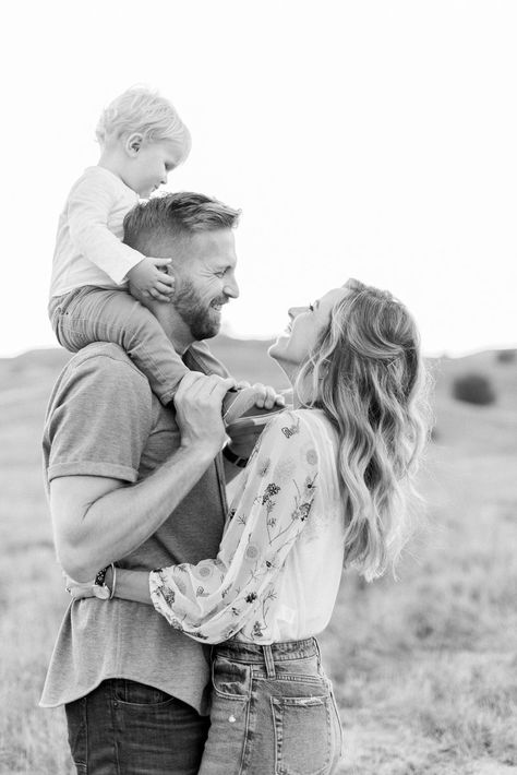 Family Of 3 Field Photoshoot, Family Photos On A Bridge, Pictures With One Year Old, Family Garden Photoshoot, Family Photos Florida, Garden Family Photoshoot, Family Picnic Photoshoot, Family Of 3 Photoshoot, Mother Day Photoshoot