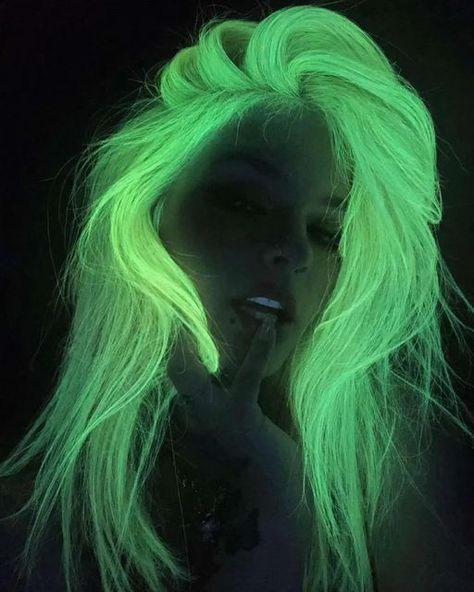 Glow In The Dark Hair Color, Hair Dye Ideas Full Head, Neon Hair Dye, Blue And Neon Green Hair, Glow In The Dark Hair Dye, Green Hair Outfit Ideas, Colorful Wig Costume Ideas, Unique Hair Color Ideas For Brunettes, Emo Hair Dye