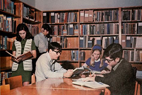 Vintage library 60s Pictures, Library Drawing, Library Photo Shoot, Yearbook Photoshoot, Library Store, College Photography, Desks Office, Library Reference, High School Library