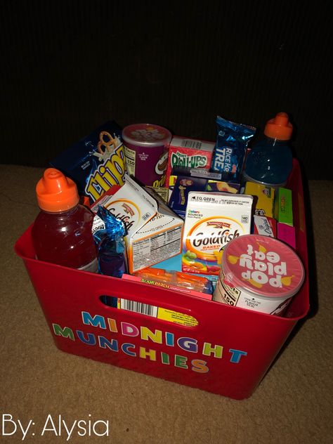 #midnightmunchies #snack #giftideas #giftbasketideas #giftbasketideasforchristmas #food How To Make Snack Box Gift, Snack Basket For Hotel Room, Munchies Box Gift, Snack Basket Ideas For Boyfriend, Cute Snack Basket For Boyfriend, Mens Snack Basket Gift Ideas, Snack Basket For Room, Snacks Tray Ideas, Birthday Snack Basket For Boyfriend