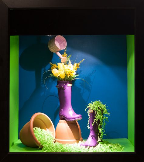 Colour Window, Easter Window Display, Spring Window Display, Display Visual Merchandising, Summer Window Display, Retail Ideas, Window Display Retail, Summer Window, Decoration Vitrine