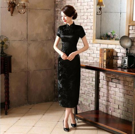 Silk Dress Aesthetic, Chinese Traditional Dress Woman, Chinese Silk Dress, Black Qipao, Cheongsam Traditional, Qipao Pattern, Red Qipao, Modern Qipao, Chinese Traditional Dress