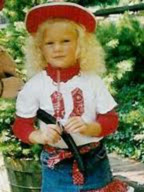 Taylor swift when she was little Taylor Swift Childhood, Celebrity Baby Pictures, Young Taylor Swift, Baby Taylor, Taylor Swift Cute, Young Celebrities, Taylor Swift Red, Red Taylor, Swift 3