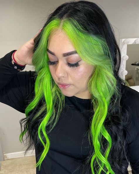 Neon green hair is a vibrant style that can instantly elevate your look. The bright green hue works well with various colors like purple, blonde, and brown. Click the article link for more photos and inspiration like this // Photo Credit: Instagram @hair_byyadira // #blackandneongreenhair #greenhair #halfblackhalfneongreenhair #neongreenhair #neongreenhaircolor #ombreneongreenhair #shortneongreenhair Blonde Hair With Lime Green Highlights, Money Piece Hair Green, Neon Green Money Piece Hair, Lime Green Money Piece Hair, Black Hair Green Money Piece, Green Ghost Roots, Crazy Color Hair Ideas Short, Green Highlights Blonde Hair, Neon Hair Ideas