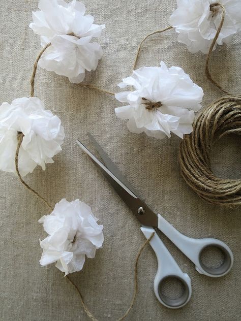 Flower Place Card Holder, Flower Garland Diy, Tissue Paper Garlands, Deco Baby Shower, Pom Pom Decorations, Paper Flower Garlands, Flower Places, Tissue Pom Poms, Tissue Flowers