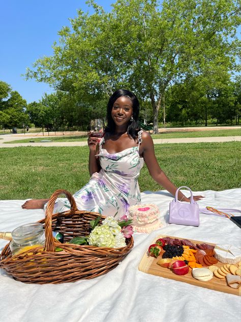 Cute birthday picnic in the park #picnic #picnicideas #blackgirlfashion #aesthetic Cute Birthday Picnic, Charcuterie Basket, Birthday Picnic In The Park, It's My Birthday Instagram, 18th Birthday Party Decorations, 18th Birthday Party Ideas, Picnic Pictures, Picnic Snacks, Backyard Birthday Parties