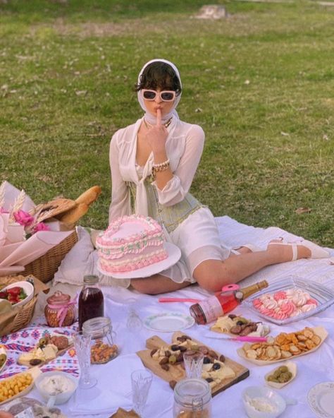 Birthday girl, birthday cake, birthday aesthetics, picnic, birthday picnic, picnic aesthetic, birthday picnic ideas, picnic ideas, french picnic, french girl, french aesthetic, retro, vintage birthday, vintage picnic Vintage Photoshoot Birthday, Picnic Aesthetic Pictures, Birthday Shoot With Friends, Tea Party Shoot, Girly Picnic Aesthetic, Bday Photo Shoot Ideas, Coquette Photo Ideas, Coquette Picnic, Backyard Photoshoot