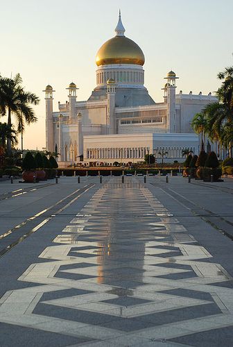 Bandar Seri Begawan . Brunei Mosque Architecture, Brunei Mosque, Brunei Culture, Arabian Nights Aesthetic, Beautiful Mosque, Bandar Seri Begawan, Beautiful Mosques, South China Sea, Art Food