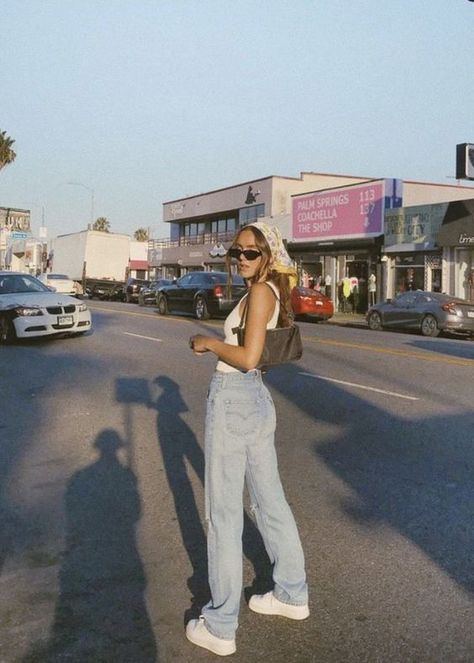 Brandy Melville Outfits, Photo Poses Instagram Standing, Retro Aesthetic Outfit Ideas, Baggie Outfit, Over The Shoulder Pose, Bekväma Outfits, Moda Grunge, Mode Grunge, 여름 스타일