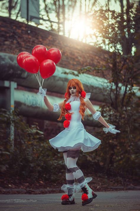 Penny Wise Cosplay, Pennywise Photoshoot, Salem Costumes, Clown Photoshoot, It Cosplay, Horror Photoshoot, Cosplay Fashion, Steampunk Cosplay, Halloween Inspo