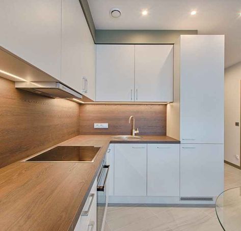 Wood Kitchen Backsplash, Modular Kitchen Interior, Kitchen Chimney, Interior Dapur, Kabinet Dapur, Custom Kitchens Design, Wood Backsplash, Modular Kitchen Design, Sleek Kitchen