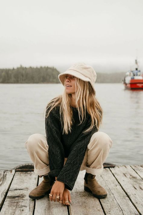 Linen Pants And Sweater Outfit, Blundstone Aesthetic, Fall Coastal Outfits, Winter Beach Outfit Cold, Winter Fashion 2024, Granola Western, Blundstone Outfit Women, Cozy Outfits Fall, Blundstone Women Outfit