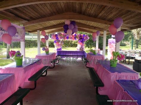 park minnie mouse party | table covers for party in park Party At The Park, Outdoor Birthday Party, Birthday Party At Park, Baby Shower Balloon Decorations, Trendy Baby Shower Themes, Outdoors Birthday Party, Park Birthday, Decoracion Baby Shower, Outdoor Birthday