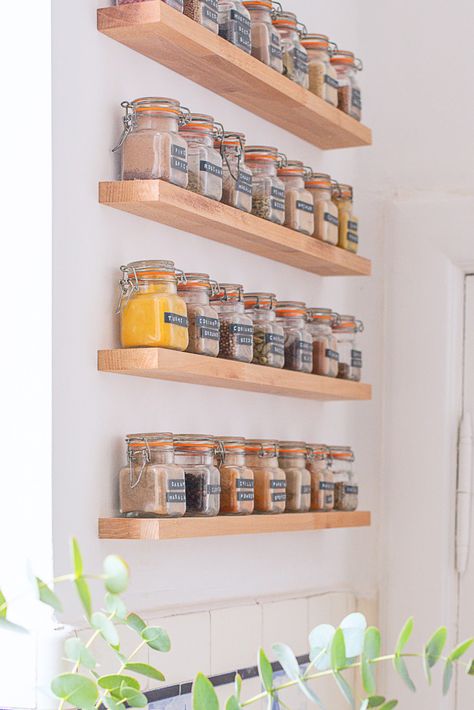 DIY Floating Spice Rack - Little House On The Corner Floating Spice Rack, Diy Shelves Design, Desain Pantry Dapur, Diy Shelves Ideas, Wall Spice Rack, Interior Dapur, Desain Pantry, Diy Regal, Kitchen Decor Inspiration