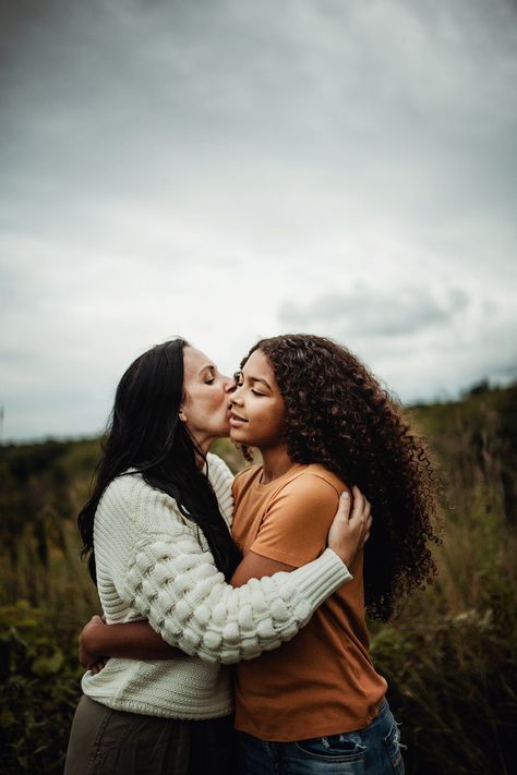 Mom And Teen Daughter Portraits, Mother Daughter Photos Grown Up, Mom And Teenage Daughter Photo Ideas, Daughter Pictures, Daughter Photo Ideas, Fam Photos, Mother Daughter Pictures, Mother Daughter Photos, Portrait Shoot