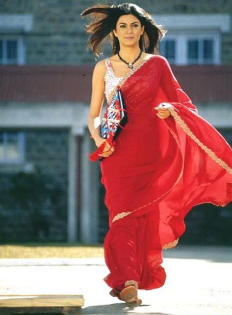 Sushmita Sen's iconic red saree from Main Hoon Na Bollywood Theme Party Dress, Bollywood Theme Party Outfit, Main Hoon Na, Bollywood Theme Party, 90s Bollywood Fashion, Farewell Sarees, ऐश्वर्या राय, Sleeveless Blouse Designs, Bollywood Theme