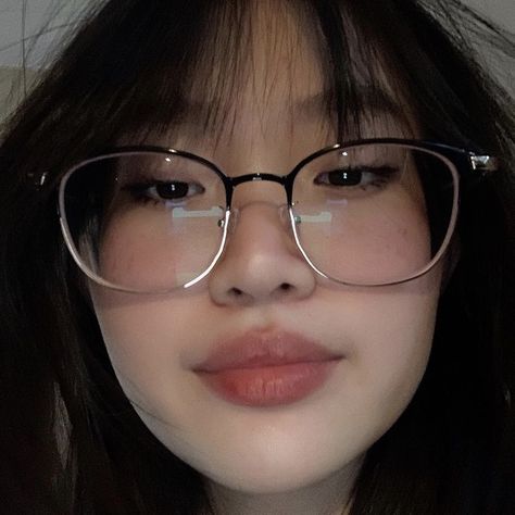 Korean Specs Glasses, Cute Aesthetic Glasses, Big Glasses Frames Round Face, Eyeglasses Round Face, Glasses For Big Faces, Half Rim Glasses Women, Pretty Glasses Frames, Specs Frames Women Round Face, Glasses Inspo Women