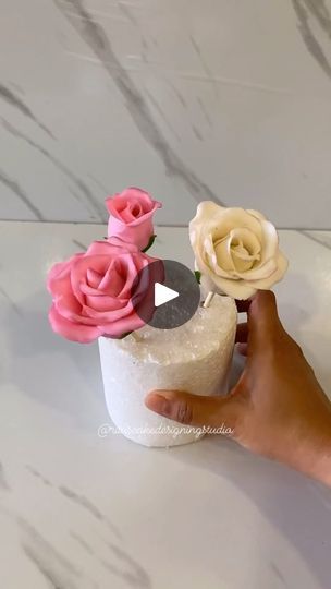 Tela, How To Make A Fondant Rose, Fondant Roses Easy, How To Make Fondant Roses, Fondant Flowers Easy, Rose Cake Decorating, Tere Naina, Cake Designing, Rose Cake Design