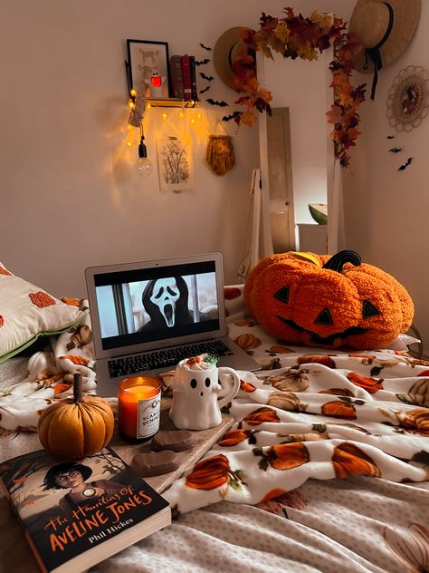 Halloween home decor ideas Halloween In Apartment, Apartment Halloween Decor Ideas, Cozy Fall Decor Bathroom, Cute Halloween House Decorations, Cute Fall Decor Ideas, Autumn Decor Apartment, Preppy Halloween Room Decor, Outside Fall Decor Ideas, Halloween Apartment Aesthetic