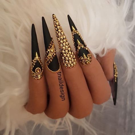 Feel free to repost and share“Beautiful art done by @tnaildesign Nail Swag, Bling Nails, Black Gold Nails, Beautiful Nail Polish, Stiletto Nail Art, Stilleto Nails, Stiletto Nails Designs, Exotic Nails, Glam Nails