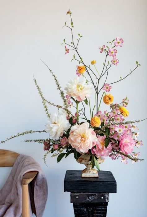 Here's how to make the perfect Spring flower arrangement. Spring Flower Arrangements Centerpieces, Flower Bouquet Vase, Spring Flower Arrangements, Diy Arrangements, Flowers Arrangements, Trendy Flowers, Deco Floral, Wedding Flower Arrangements, Spring Flower