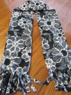 Couture, Fleece Scarf Pattern, Fleece Ideas, Fleece Hat Pattern, Fleece Sewing Projects, Scarf Making, Fleece Mittens, Sewing Scarves, Fleece Crafts