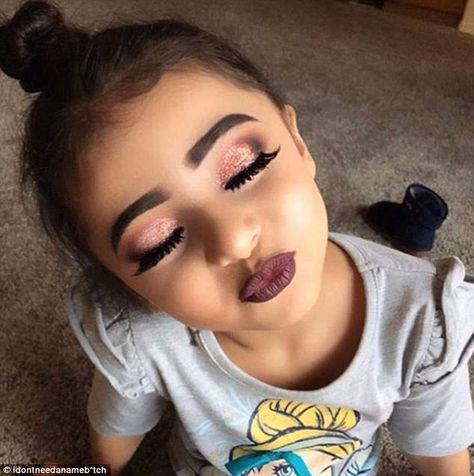 Italian blogger slammed for photo of toddler with makeup Cute Makeup Ideas, Girl Eye Makeup, Fish Makeup, Ideas De Maquillaje Natural, Dance Makeup, Heavy Makeup, Old Makeup, Kids Makeup, Pinterest Makeup