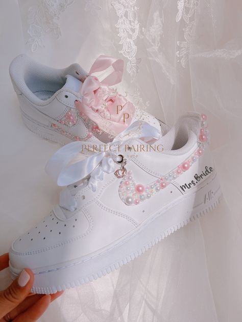 Be the trendsetter at your wedding with these custom white and pink pearl Air Force 1s! Show off your daring style and make a statement with these show-stopping shoes. Take risks and look stunning! 🔥 100% genuine, Brand New.👟 Custom sneakers.★Every pair is hand-made and unique.✨Best quality waterproof and scratch-proof paints used.🎉 1000+ satisfied customers across various platforms.🎁 Treat the shoes as art as they are delicate and special.💌 We accept custom orders. Kindly drop a message fo Air Force 1 Wedding, Bride Sneakers Wedding, Sneaker Wedding, Car Themed Wedding, Wedding Tennis Shoes, Personalized Sneakers, Sneakers Wedding, Bride Sneakers, Quinceanera Shoes