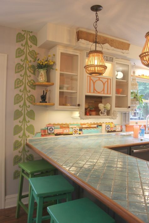 Colorful Cottage Interiors, Quirky Kitchen, Colorful Cottage, Kitschy Kitchen, Eclectic Kitchen, Casa Vintage, Cottage Interior, Kitchen Home Decor, Cozy Kitchen