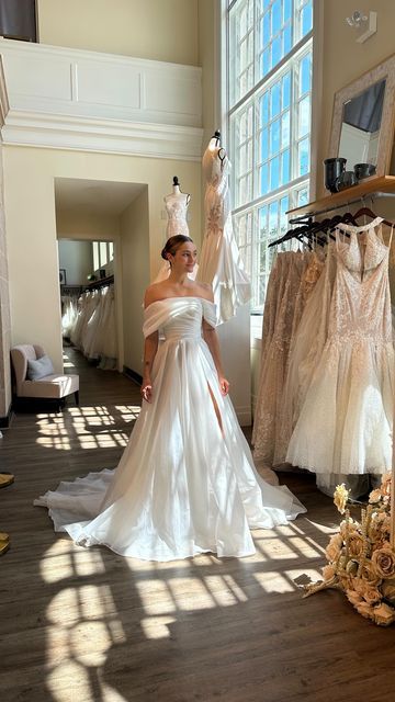 Ava Laurenne Bride on Instagram: "Romantic and billowy movement make for the most dreamy feels in this beauty 🤍 GOWN - “Aster” • • • florals and background by @gatheringsbymercer follow @avalaurennebride www.avalaurennebride.com #weddingdress #weddingdressinspiration #bridalshop #weddinginspiration #weddingdresses #bridegoals" Aster Wedding Dress, Wedding Dresses With Movement, Elegant Flowy Wedding Dress, Wedding Dress With Sleeves Flowy, Classy Fall Wedding, Wedding Flow, Fall Wedding Dress, Black Quinceanera Dresses, Neon Prom Dresses