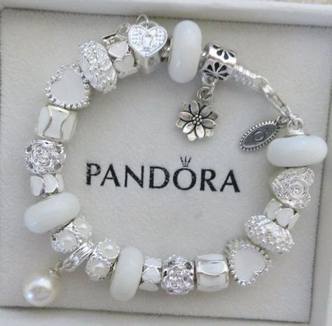 Pandora Bracelet Gold And Silver, Pandora Bracelet Gold, Pandora Bracelet Charms Ideas, Pandora Bracelet Designs, Pandora Armband, Bracelet With Charms, Pandora Jewelry Charms, Bracelet Pandora, Wrist Jewelry