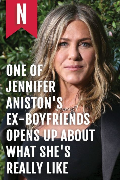 One of Jennifer Aniston's exes is opening up about what it's really like to date the former "Friends" star. Aniston has been linked to a number of famous faces over the years, so it's easy to forget she dated Counting Crows frontman Adam Duritz way back in 1995. #jenniferaniston #celeb #celebex #famous Jennifer Aniston Bathroom, Jennifer Aniston Style Friends, Jeniffer Aniston Style, Jennifer Aniston Hair Long, Jennifer Aniston Friends Hair, Jennifer Aniston Aesthetic, Jenifer Aniston Haircut, Jeniffer Aniston Hair, Jennifer Aniston Without Makeup