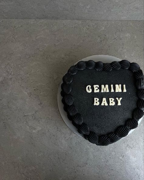 18th Black Birthday Cake, Black Gemini Cake, Gemini Theme Photoshoot, Gemini Birthday Cake Ideas, Gemini Birthday Aesthetic, Heart Cake Gemini, Gemini Bday Cake, Gemini Season Aesthetic, Gemini Szn Photoshoot