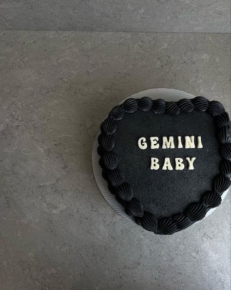 18th Black Birthday Cake, Black Gemini Cake, Gemini Birthday Cake Ideas, Black And White Birthday Cake Ideas, Gemini Birthday Aesthetic, Gemini Bday Cake, Gemini Season Aesthetic, Gemini Szn Photoshoot, Heart Cake Gemini