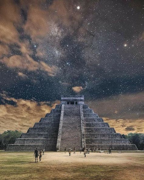 Chichen Itza Mexico, Egiptul Antic, Mexico History, Aztec Culture, Mayan Art, Aztec Art, Pyramids Of Giza, Mayan Ruins, Mexican Culture
