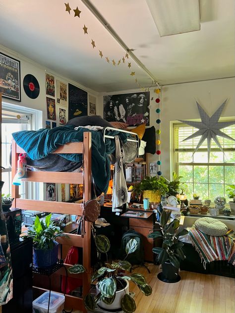 Alt College Dorm, Eccentric Dorm Room, 90s Dorm Room Aesthetic, Downtown Dorm Room, Small Boho Dorm Room, College Dorm Room Ideas Maximalist, Messy College Dorm Aesthetic, Dorm Triple Room Ideas, Stony Brook University Dorms