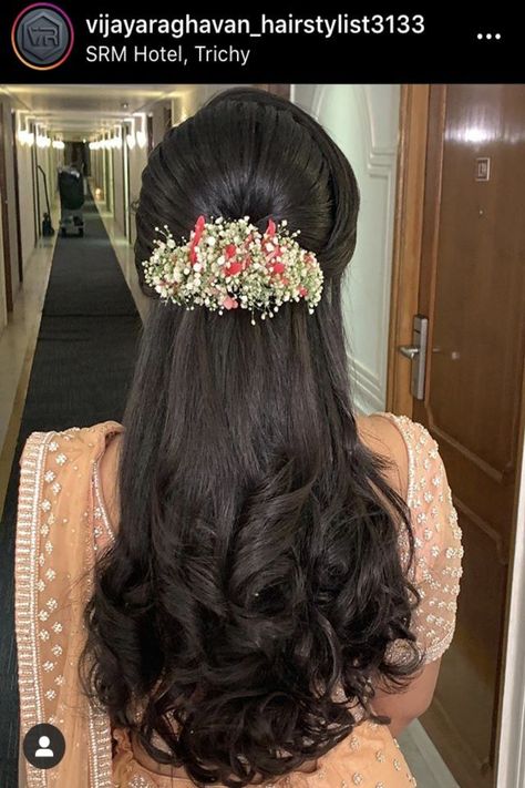 Engagement Saree Hairstyles, Jewellery For Reception Saree, Hair Styles For Mehendi Function, Bridal Veni Hairstyle, Haïr Style For Reception, Hair Style For Marriage Saree, Reception Saree Hairstyle, Semi Tied Hairstyle, Marriage Reception Hairstyles